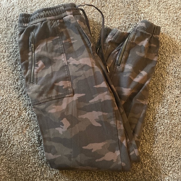 GUC Athleta Farallon pant sz4 camo - Picture 1 of 1
